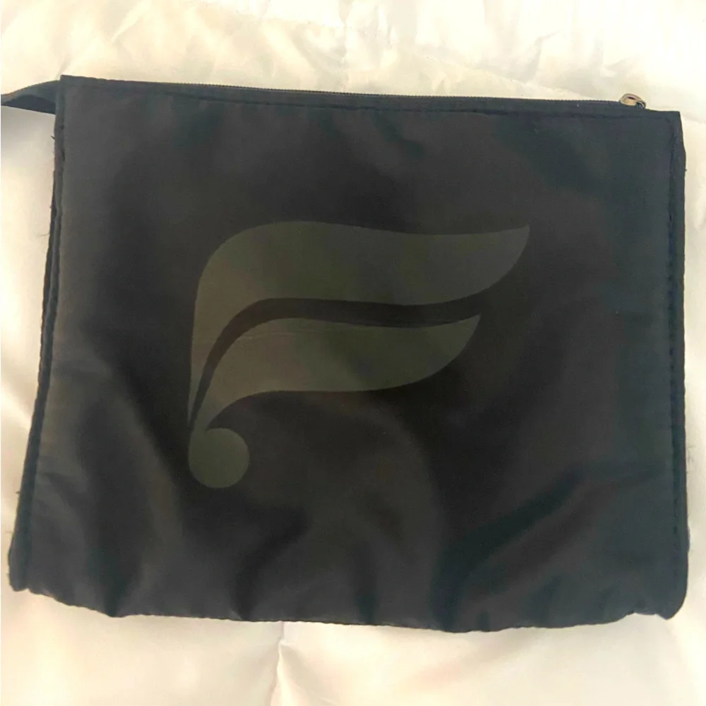 BLACK FABLETICS POUCH - Picture 1 of 5